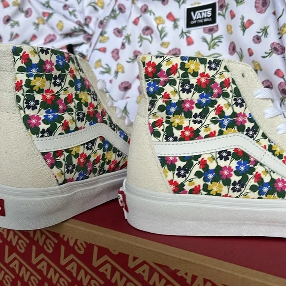 Vans WMNS Sk8-Hi Tapered
Floral White
VN0A5KRUWHT
Sneakers - Picture 15 of 16